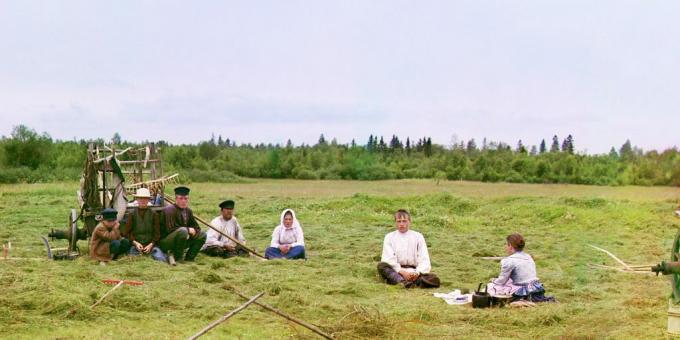 History of the Russian Empire: peasants at the mow, 1909. Photo by Sergei Prokudin-Gorsky.
