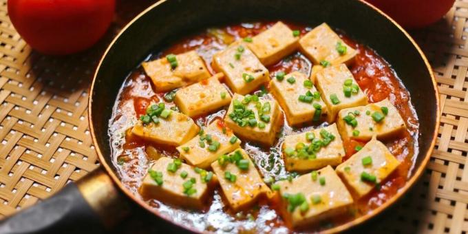 Fried tofu with tomato sauce