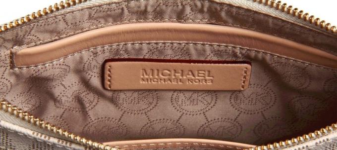 Original and counterfeit handbags Michael Kors: letters of the logo should be placed exactly