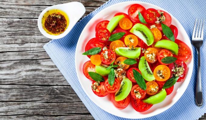 Salad with kiwi, tomatoes and mint dressing