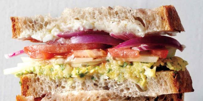 Sandwich with a Greek salad and chick-pea paste