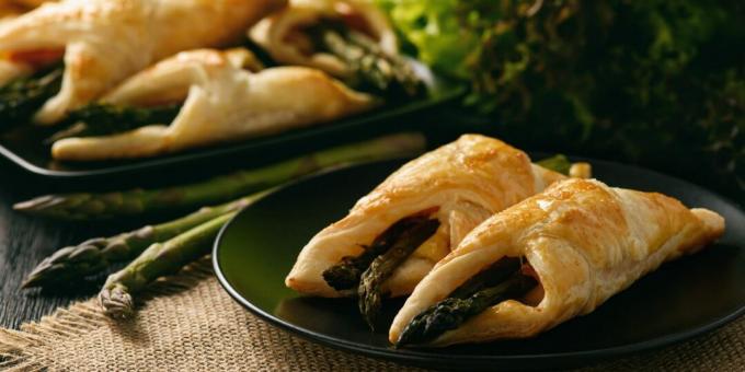 Asparagus in puff pastry with ham and cheese