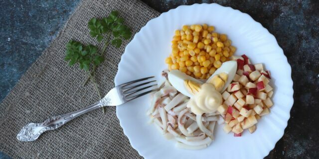Salad with squid, corn and apple
