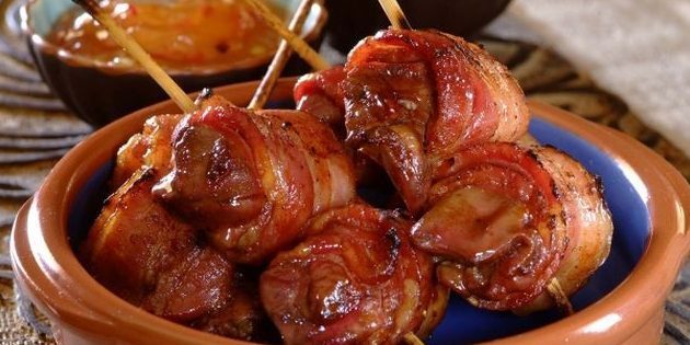 Baked chicken liver wrapped in bacon