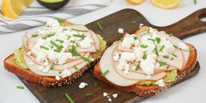 Sandwich recipe with avocado, turkey and goat cheese