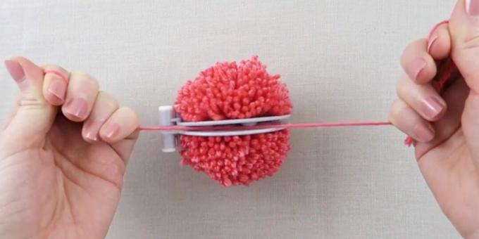 DIY pompom: tie the threads