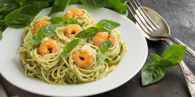 Pasta with shrimp and pesto