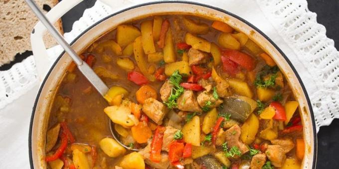 Pork goulash with potatoes, bell peppers and carrots: easy recipe