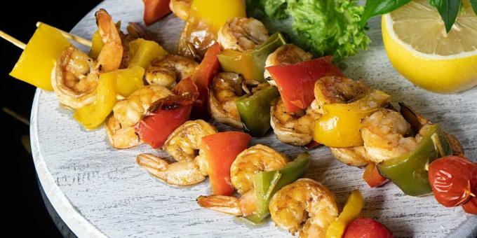 Shrimp with vegetables on the grill or grill
