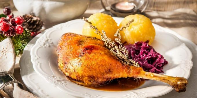 Goose baked in the oven with quince, pears and grapes