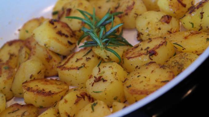How to fry the potatoes with onions, cumin and rosemary