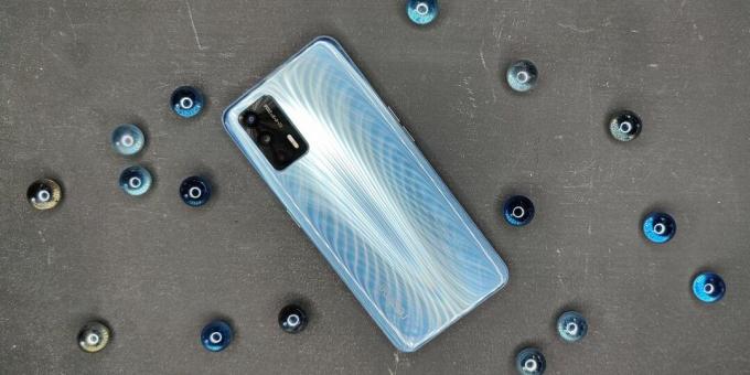 Back panel of Realme GT 5G: the texture of the case emphasizes the "denim" pattern on the back