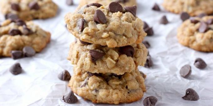 Oatmeal cookies with honey and chocolate drops