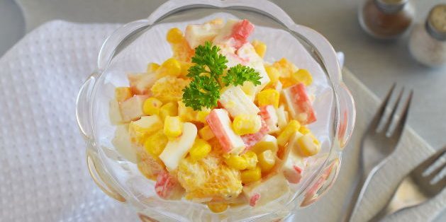 Recipes: Salad with corn, crab sticks and orange