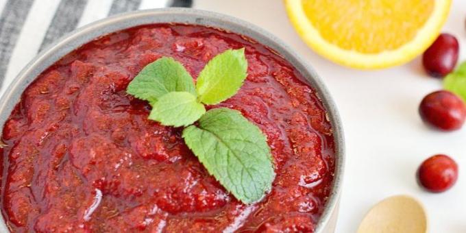Tomato sauce with cranberries and raisins