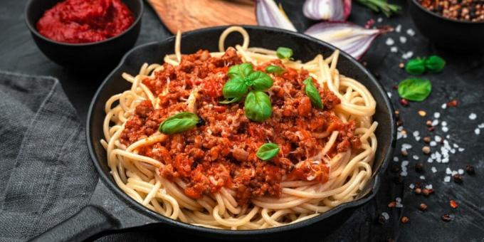 Bolognese pasta with minced turkey