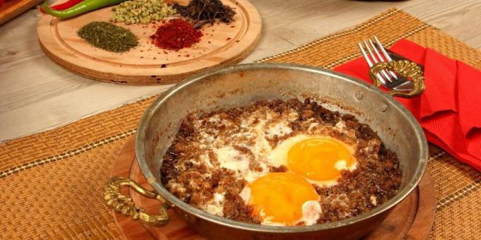 Fried eggs with minced meat