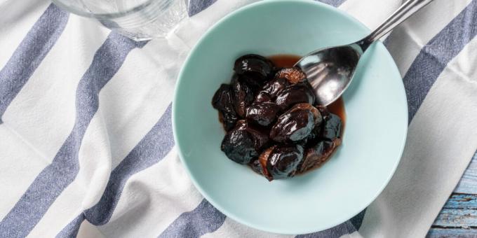 Prunes in wine