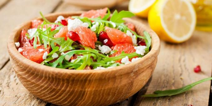 Salad with cheese, grapefruit and arugula