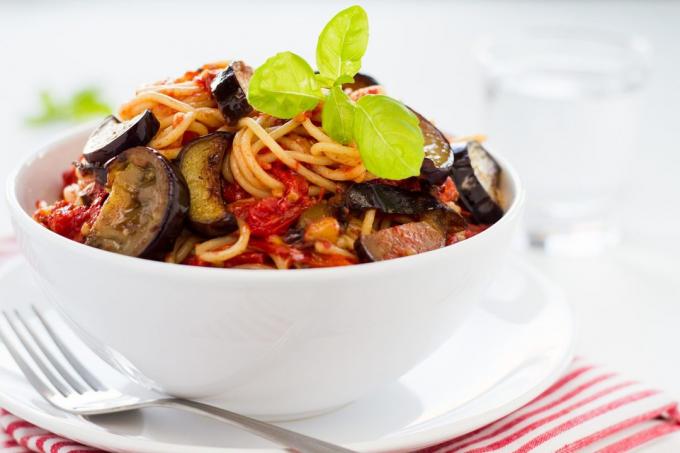 Dishes of eggplant: dressing for spaghetti 