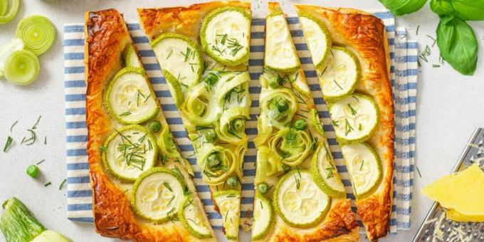 Puff pastry pie with zucchini and leek