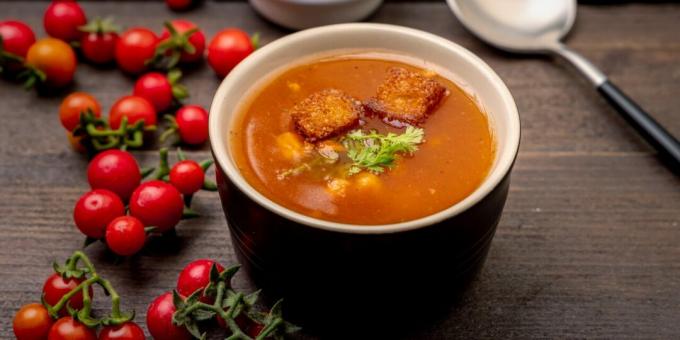 Tomato soup with dried mushrooms