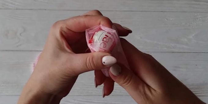 How to make a bouquet of candies: glue the candy with organza