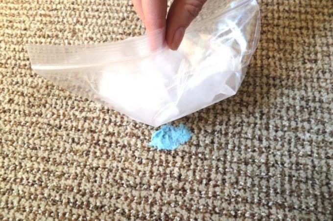How to clean a carpet of gum
