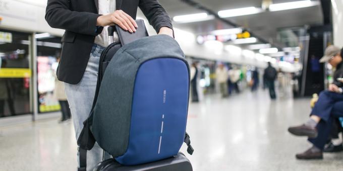 Bobby Compact: elastic band for attachment to suitcase