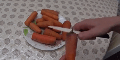 How to store carrots in the refrigerator: Cut the carrots in the dry ends of both sides