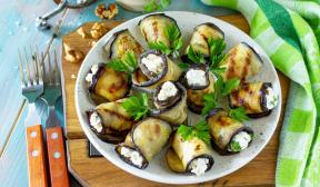 Eggplant rolls with cottage cheese and garlic
