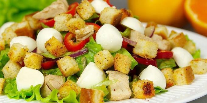 Salads without mayonnaise: Salad with chicken, bell peppers, mozzarella cheese, crackers and a tangerine sauce