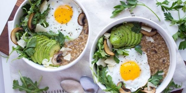 unsweetened oatmeal: oatmeal with mushrooms, avocado and a fried egg