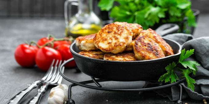 Chopped chicken cutlets with bread in the oven: a simple recipe