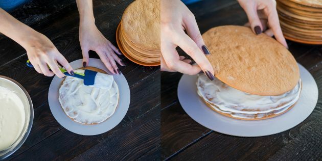 The recipe for the classic "Medovik" with sour cream: spread the cakes