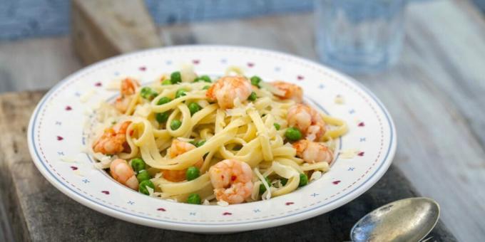 Pasta with shrimps and green peas