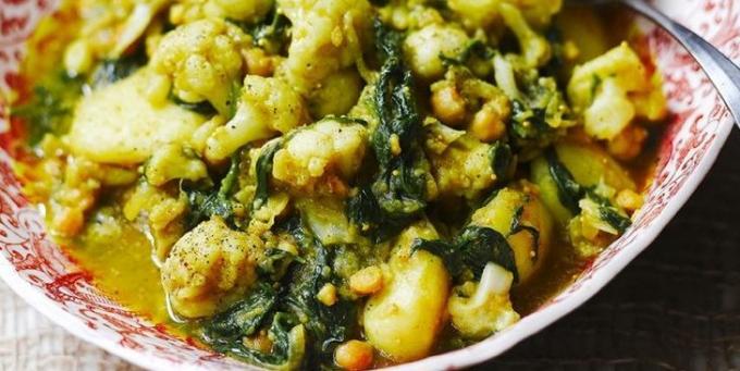 Spicy vegetable stew with cauliflower, potatoes, chickpeas and spinach