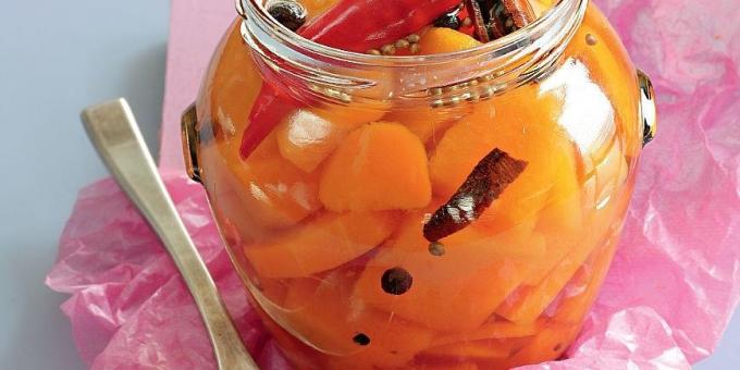 Simple salads in the winter: Marinated pumpkin with hot pepper