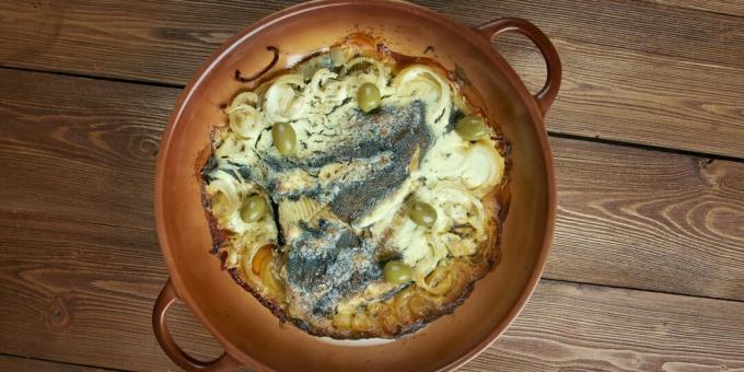 How to cook fish in the oven: flounder with onions and sour cream