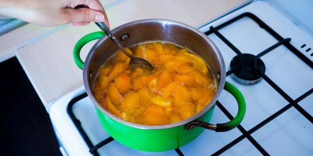 A simple recipe for apricot and orange jam: simmer over low heat for 20 minutes