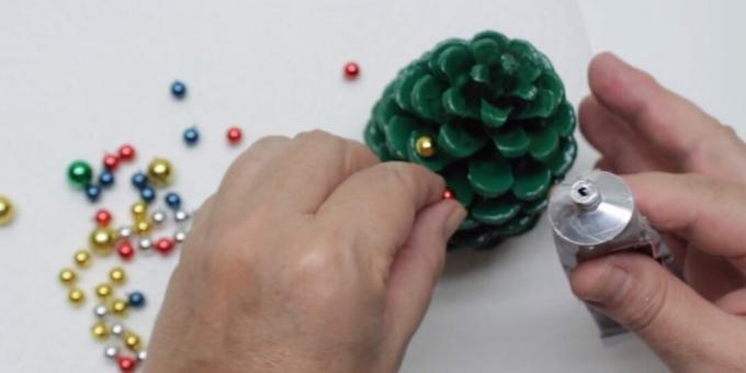 how to make a Christmas tree with your own hands: add beads