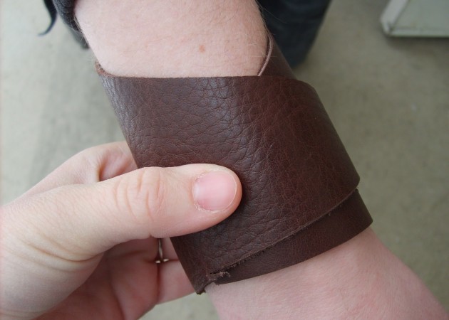 how to make a leather bracelet