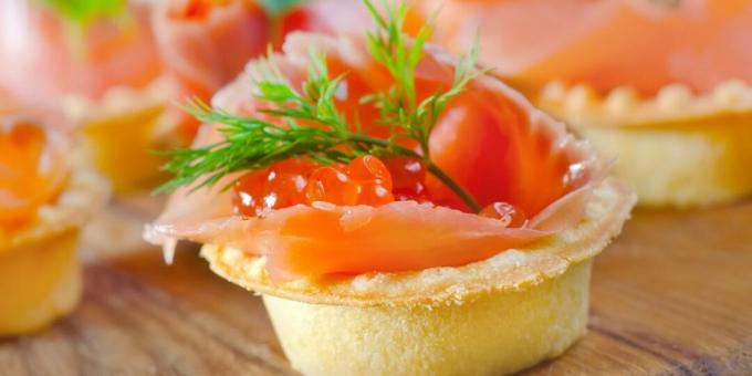 Tartlets with salmon and cottage cheese