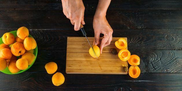 Apricot and orange jam: cut the apricots