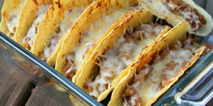 Tacos with beef, sweet peppers and cheese