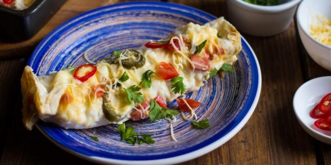 Baked enchilada with chicken and bell pepper