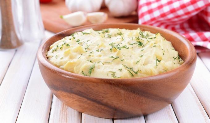 Mashed potatoes with baked garlic