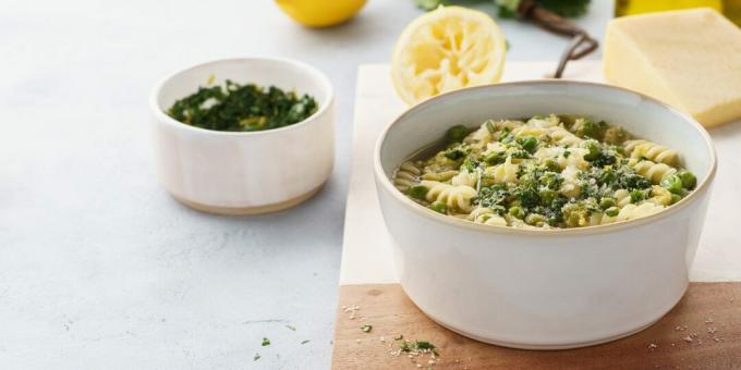 Minestrone with pesto and spinach