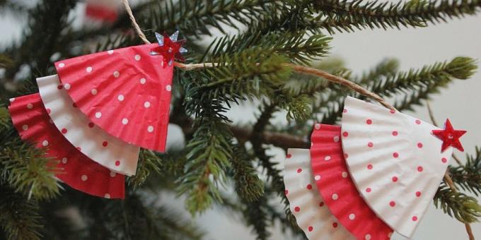 Christmas garland of paper with his own hands