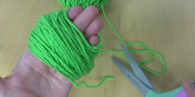 How to make a pompom: wind the rest of the threads